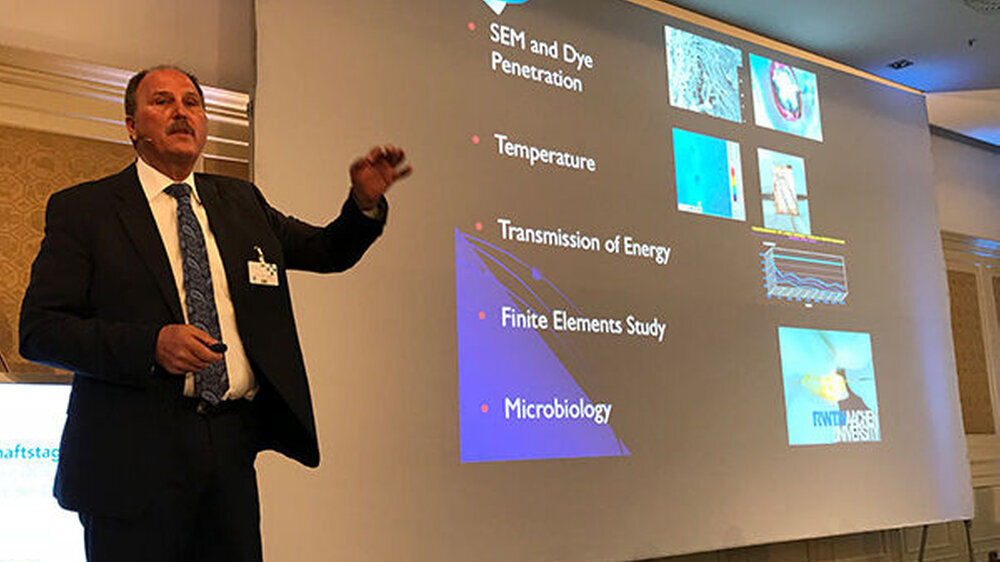 Prof. Dr. Norbert Gutknecht aus Aachen erläuterte den derzeitigen Stand der Lasertechnologie in der Endodontologie. Er machte deutlich, dass ein Einstieg in die Arbeit mit dem Laser eine umfangreiche Auseinandersetzung mit der Lasertechnologie erfordert,