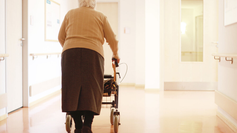 Wie haben die Schutzmaßnahmen gegen Covid-19 in Pflegeheimen gewirkt und was kann man für die Zukunft daraus lernen? Zu diesen Fragen legte die Berliner Charité jetzt die vom GKV-Spitzenverband geförderte Studie „Covid-Heim“ vor.