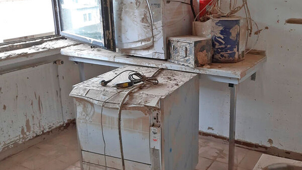 In Werner Jungs Praxis ist nichts mehr zu gebrauchen: Die Möbel und die technische Einrichtung sind defekt und/oder kontaminiert. Mit dem Wasser der Ahr wurde Ölschlamm zwei Meter hoch durch die Räume im ersten Obergeschoss gespült. Auch Böden, Wänd