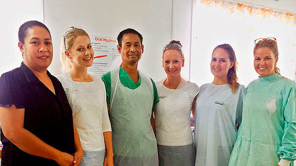 Stefanie Lindner, Christina Gahl, Aurélie Pauly und Lisa Planegger zusammen mit der leitenden Zahnärztin Frau Dr. Alefa und der Stuhlassistenz Wardy in der Zahnklinik auf Vava’u. | Stefanie Lindner, Christina Gahl, Aurélie Pauly und Lisa Planegger zusammen mit der leitenden Zahnärztin Frau Dr. Alefa und der Stuhlassistenz Wardy in der Zahnklinik auf Vava’u. |