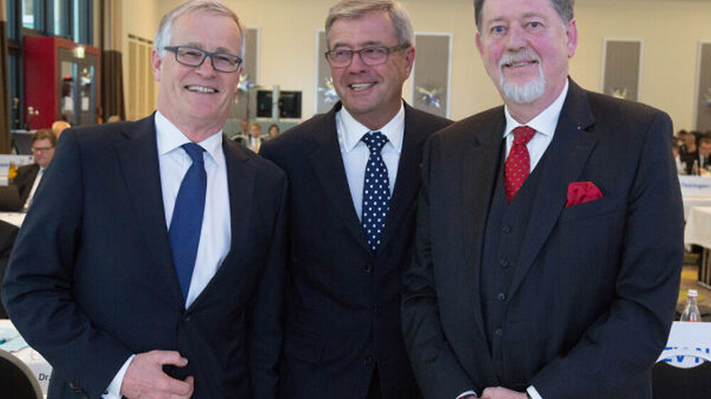 Amtsübergabe auf der konstituierenden Vertreterversammlung der KZBV im März 2013: Dr. Wolfgang Eßer (m.) übernimmt den Vorsitz des KZBV-Vorstands von Dr. Jürgen Fedderwitz.