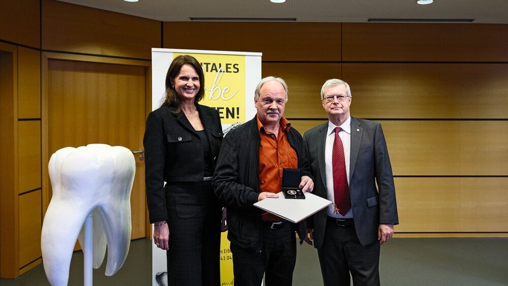 Zahntechnikermeister Andreas Haesler wurde vom Präsidenten der sächsischen Landeszahneärztekammer, Dr. Thomas Breyer, und BZÄK-Vizepräsidentin Dr. Doris Seiz für seinen unermüdlichen Einsatz rund um das Deutsche Dentalmuseum in Zschadraß geehrt.