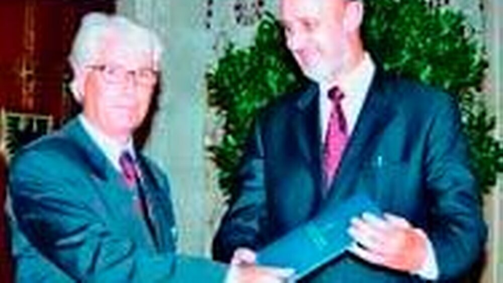Kammerpräsident Dr. Walter Dieckhoff (r.) überreichte den ersten Apollonia-Stiftungspreis an Prof. Dr. Heinz H. Renggli, Nijmwegen.