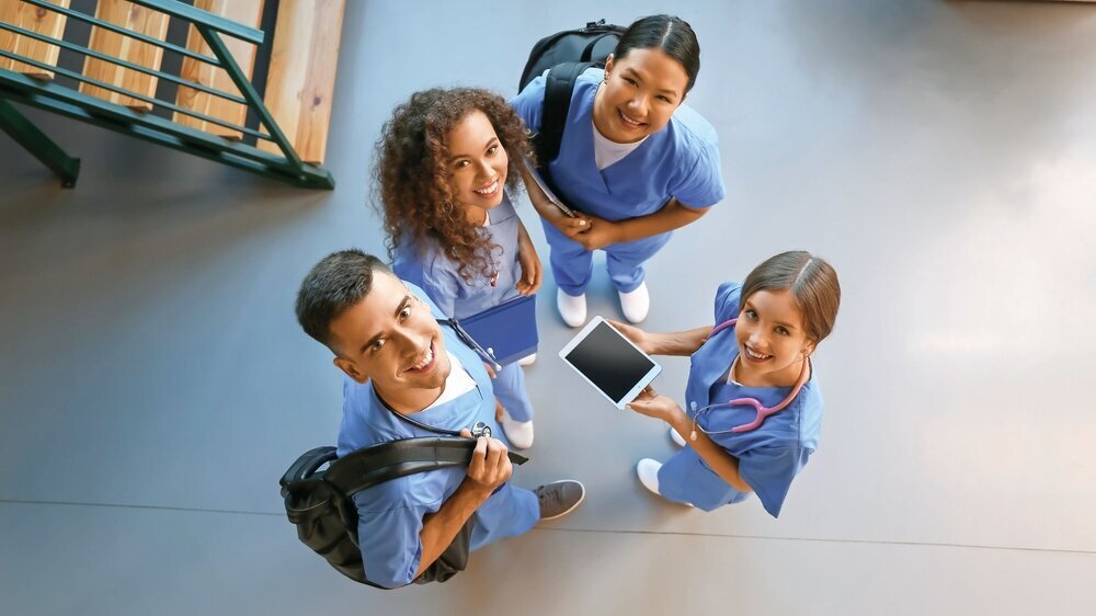 Group of medical students in modern clinic Studierende