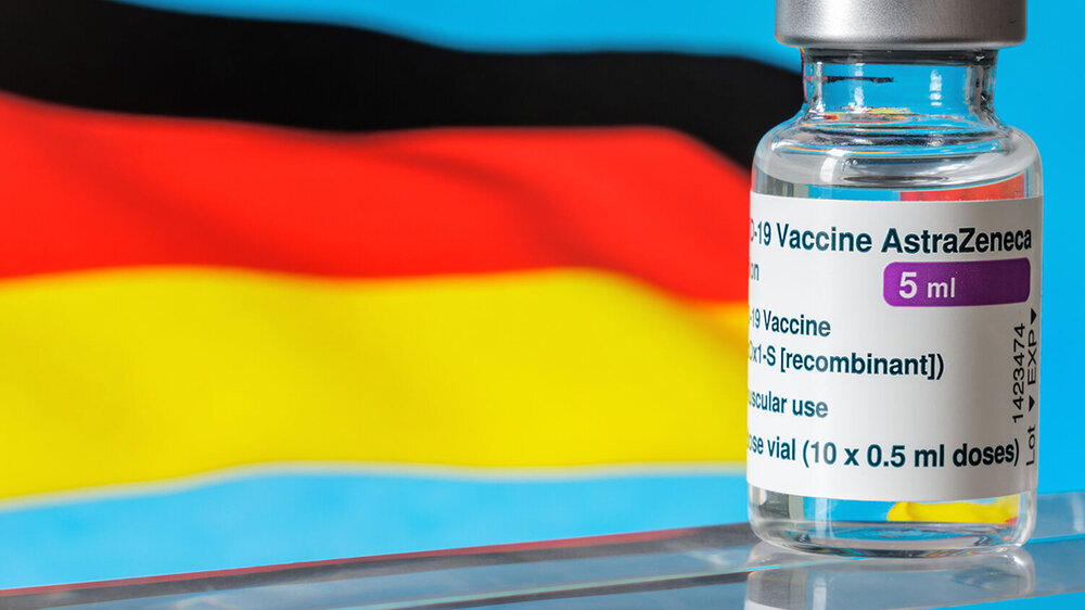 Einen Versorgungsanspruch gegen den Staat haben künftig auch unter 60-Jährige, die sich für den Impfstoff von AstraZeneca entscheiden. Der Arzt trägt somit kein Haftungsrisiko für Impfschäden, wenn er die Impfung ordnungsgemäß durchführt.