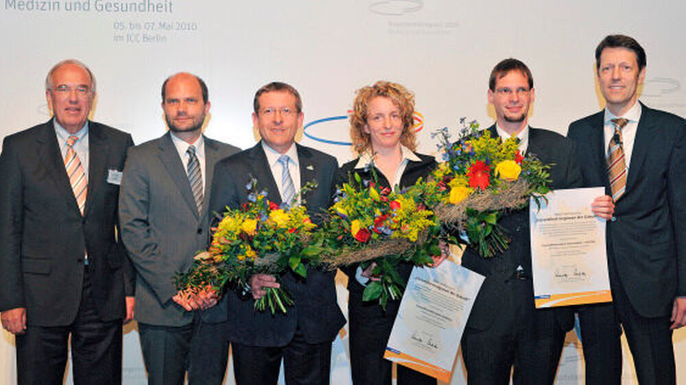 Siegerehrung beim BMBF-Wettbewerb „Gesundheitsregionen der Zukunft“ (v.l.n.r.): Ulf Fink, Kongresspräsident; Prof. Dr. Reinhard Busse, Juryvorsitzender des Wettbewerbs; Dr. Wolfgang Siebenhaar, Geschäftsführer der Metropolregion Rhein-Neckar; Dr. M