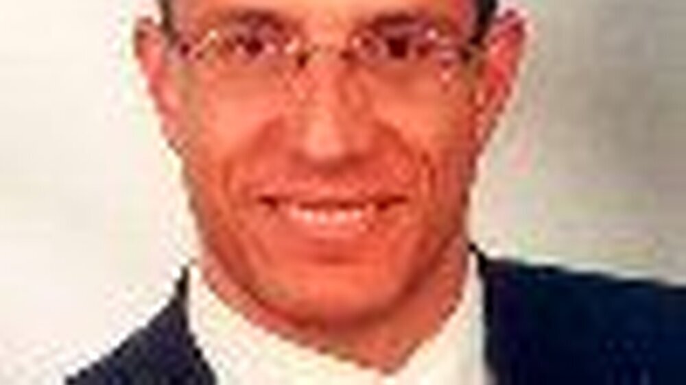 Prof. Dr. Dr. Anton Sculean, M.S.\r\n\r\n1985 bis 1990 Studium in Budapest, 1990 bis 1991 Ass. in freier Praxis, 1991 bis 1992 Ass. in der Poliklinik für Parodontologie in Münster, 1993 bis 1995 Postgrad.-Ausbildung am Royal Dental College Aarhus/Dänem