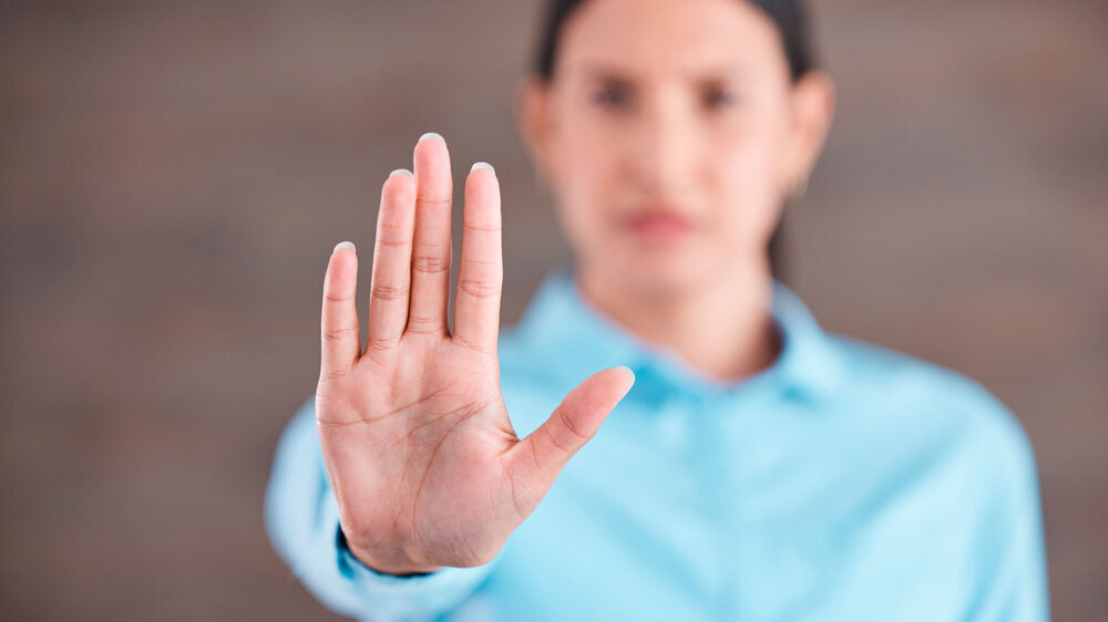 Frau streckt Hand aus, um Gewalt zu stoppen. Frau streckt Hand aus, um Gewalt zu stoppen.