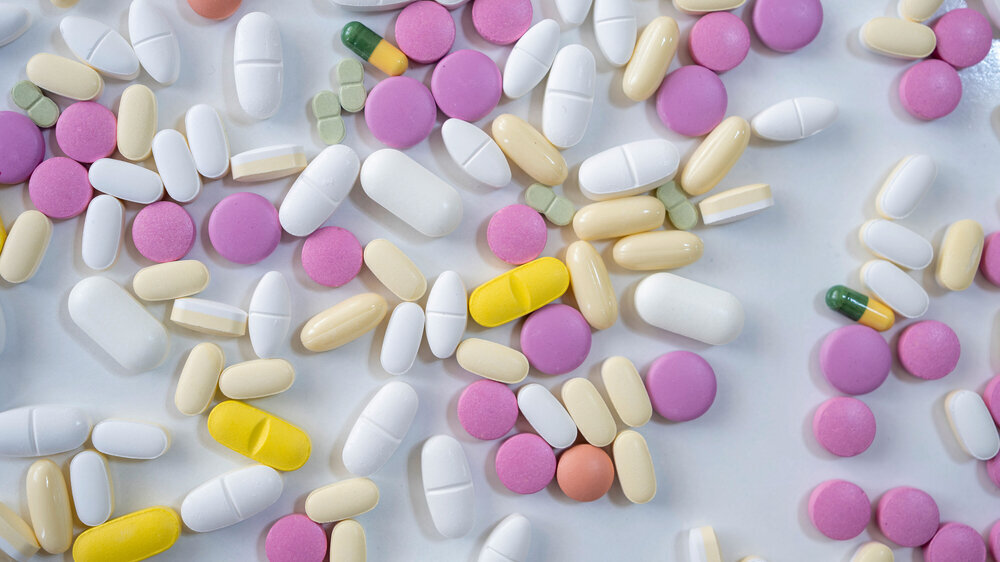 Pillen, Tabletten, Kapseln, Vitamine und Omega-3 auf dem weißen Tisch Pillen, Tabletten, Kapseln, Vitamine und Omega-3 auf dem weißen Tisch