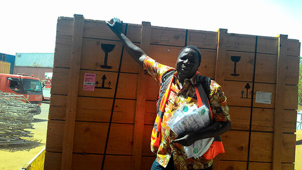 Oumarou Quedraogo, ein Vertreter von Operieren in Afrika e.V. nahm die Zahnstation in Burkina Faso entgegen.