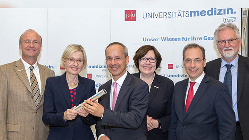 Der Wissenschaftliche Vorstand Univ.-Prof. Dr. Ulrich Förstermann, Univ.-Prof. Dr. Dipl.-Chem. Brita Willershausen, Univ.-Prof. Dr. James Deschner, Pflegevorstand Marion Hahn, der Medizinische Vorstand und Vorstandsvorsitzende Univ.-Prof. Dr. Norbert Pfe