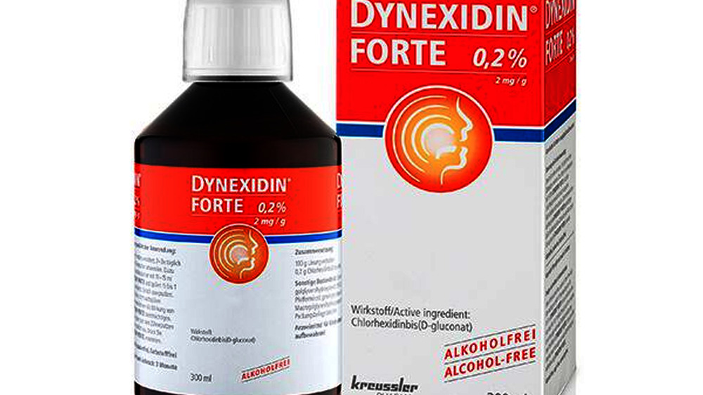 Die gebrauchsfertige Mundspüllösung DYNEXIDIN FORTE mit 0,2 Prozent Chlorhexidin.