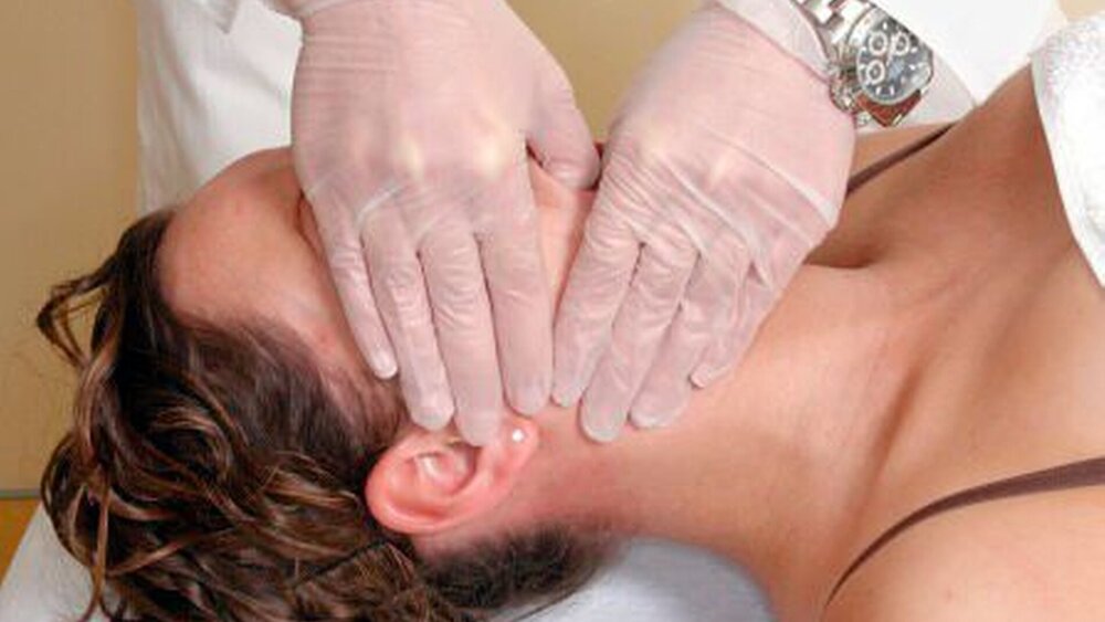 Physiotherapie mit Handgriff nach Sander zur Mobilisation des Kiefergelenks |