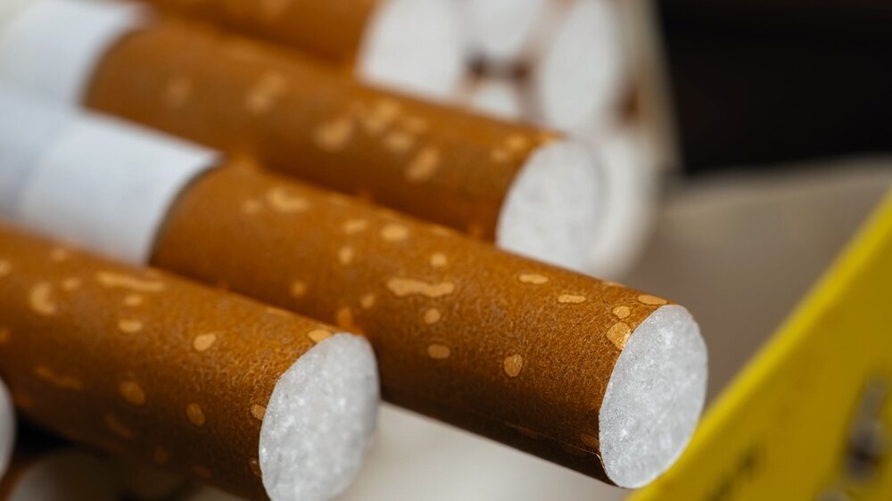 Cigarettes in a pack. Yellow filter. Harm to health. Bad habit. A pack of cigarettes on the table. Zigaretten