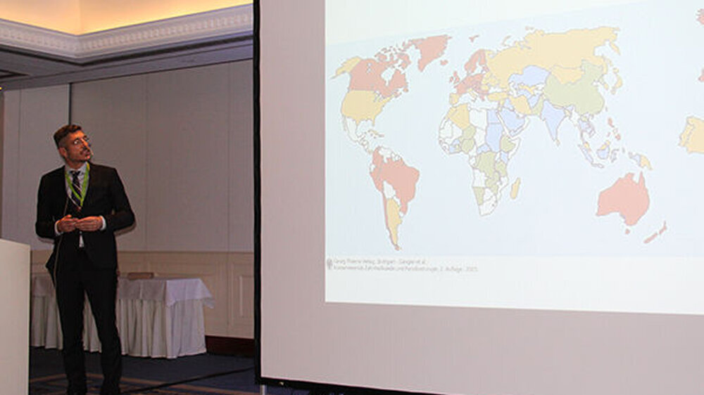 Prof. Rainer A. Jordan (Köln) stellte auf dem DMG-Symposium epidemiologische Trends in der Mundgesundheit in Industrienationen am Beispiel von Deutschland und den USA vor. Im Vergleich zu den 1990ern liegt nur noch ein Zehntel der Kinderkarieserfahrung v