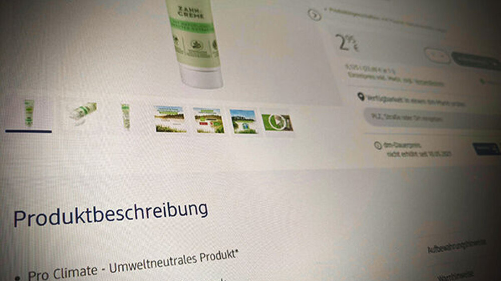 Die „Pro Climate Zahncreme mit natürlichen Kräuter-Extrakten” von dm ist laut Website ein „umweltneutrales Produkt”. Als Erklärung bekommen VerbraucherInnen den Hinweis „Kompensation von CO2-Emissionen, Eutrophierung, Versauerung, Sommersmog