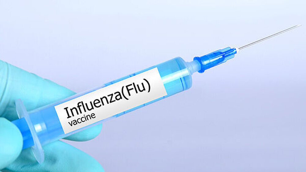 Ältere Menschen erkranken häufig schwer an Grippe. Modellberechnungen zigen nun, dass in der Altersgruppe auch bei einer nur geringfügig höheren Impfeffektivität die Zahl der Influenza-bedingten Arztkonsultationen, Hospitalisierungen und Todesfälle
