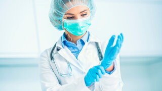 Junge Ärztin in Behandlungskleidung.