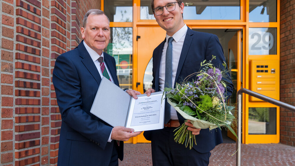 Dr. Fabian Zurnieden erhält OGI-Wissenschaftspreis. Dr. Fabian Zurnieden (re.) und Leslie Crawford vom OGI-Vorstand.