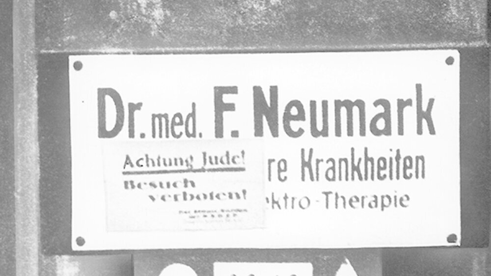 Judenboykott im Nationalsozialismus: Arzt-Praxisschilder wurden ab dem 1. April 1933 mit dem Aufkleber "Achtung Jude! Besuch verboten!" überklebt.