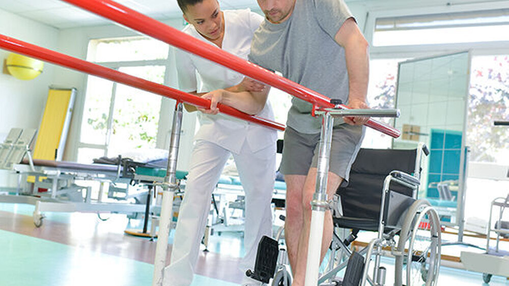 In einem Referentenentwurf schlägt das BMG vor, dass künftig auch Vorsorge- und Rehabilitationseinrichtungen als "eigenständige Leistungserbringer" berechtigt sein sollen, gegen das Coronavirus zu impfen und dies abzurechnen. Bisher war das nicht der F