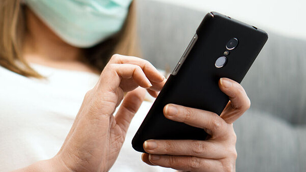 Auch wenn es erklärtes Ziel bei der deutschen Corona-App ist, dass alles anonym abläuft, wird es zunächst eine Übergangslösung mit Hilfe einer Infizierten-Hotline geben.