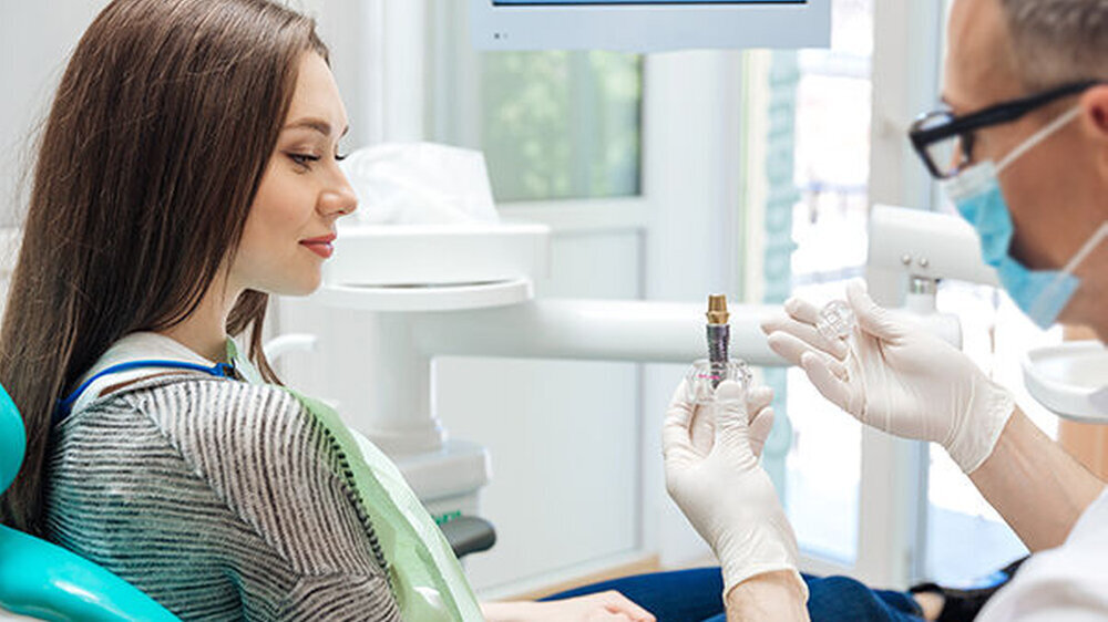 Die Zahl der Zahnimplantationen steigt stetig an. Allein in Deutschland werden jährlich rund 1,3 Millionen Implantate gesetzt.