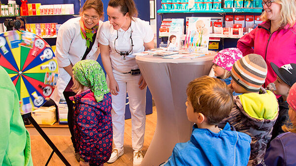 Zudem durfte jedes Kind das Glücksrad drehen. Anschließend zeigte Zahnärztin Nina-Patricia Bienert den Kindern dann, wie man Zähne richtig putzt und was man besser machen kann.
