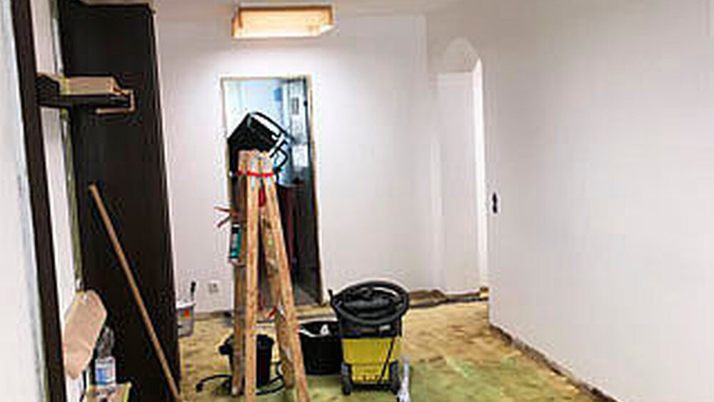 Der Wartebereich mit Garderobe ist in der Mache. |