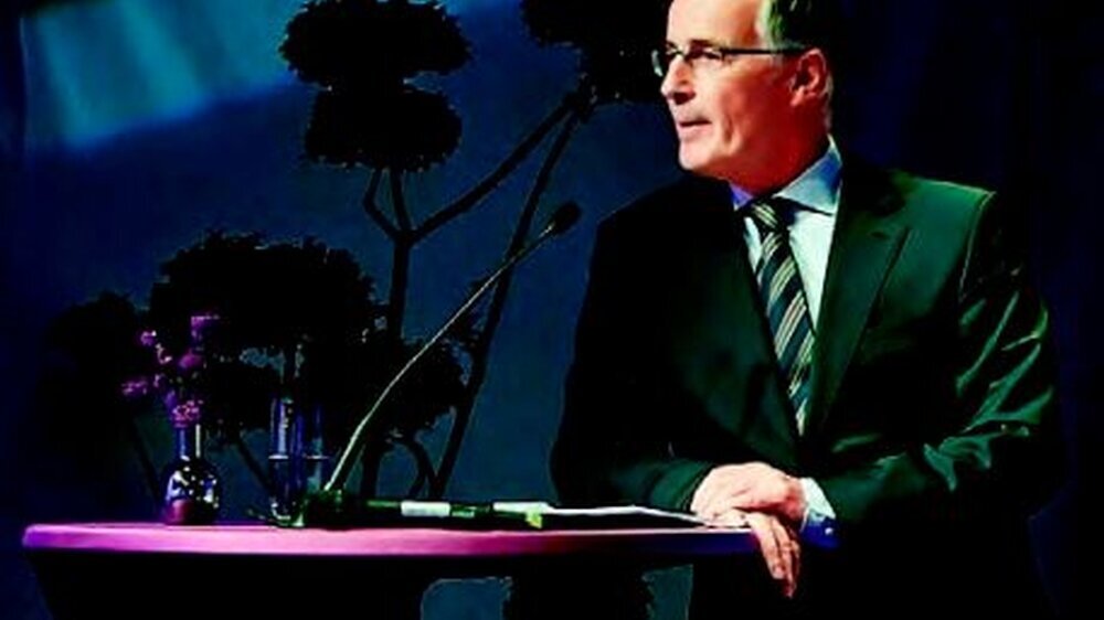 Warfen einen Blick in die Zukunft der zm: der KZBV-Vorsitzende Dr. Jürgen Fedderwitz (links), BZÄK-Präsident Dr. Peter Engel (rechts) ...