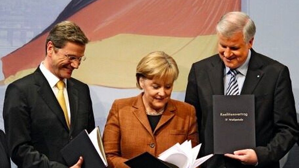 Guido Westerwelle, Angela Merkel und Horst Seehofer bei der Vorstellung des Koalitionsvertrags in der Öffentlichkeit.