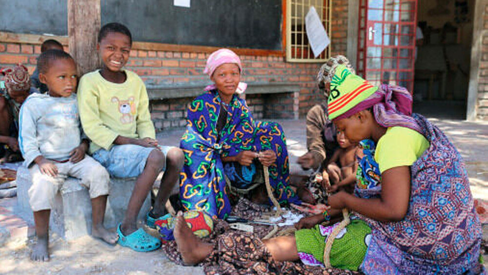 Leben unterhalb der Armutsgrenze: Rund die Hälfte der Bevölkerung Namibias ist von Armut bedroht. Viele Frauen fertigen kleine Holzarbeiten und Halsketten aus Kalkstein und bieten diese zum Verkauf an. |