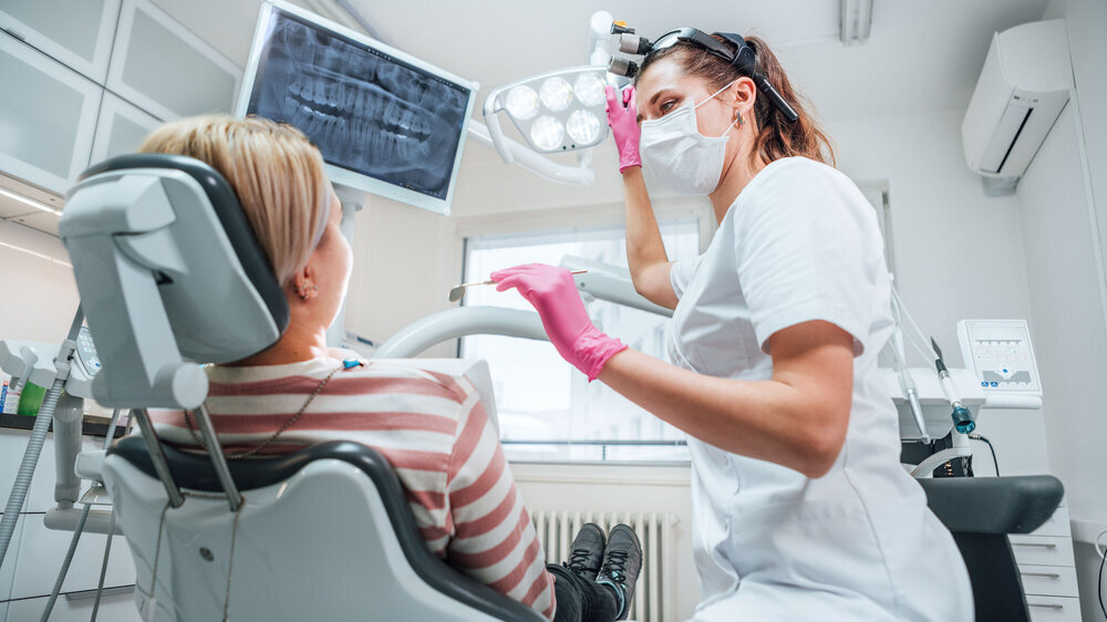 Zahnärztin mit Patientin Zahnärztin mit Patientin