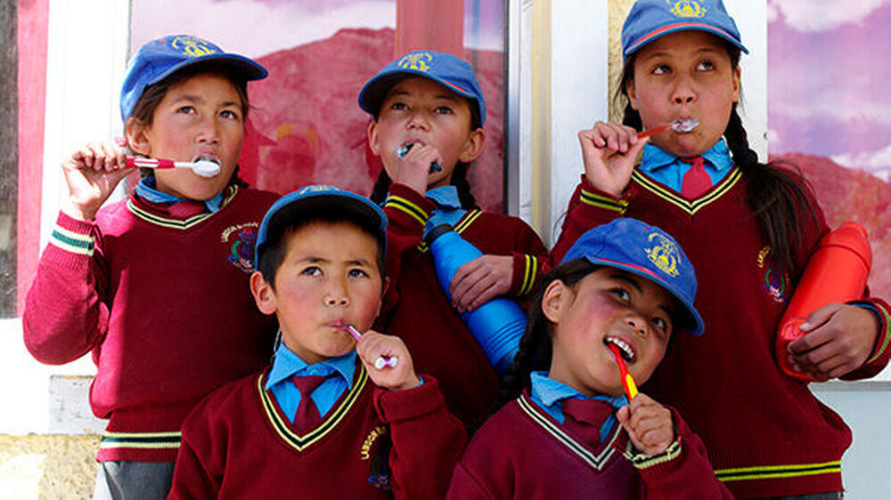 Der gemeinnützige Verein "Kinder des Himalaya" legt Wert gelegt auf eine intensive Individual- und Gruppenprophylaxe, in die auch Lehrer und Eltern mit einbezogen werden.