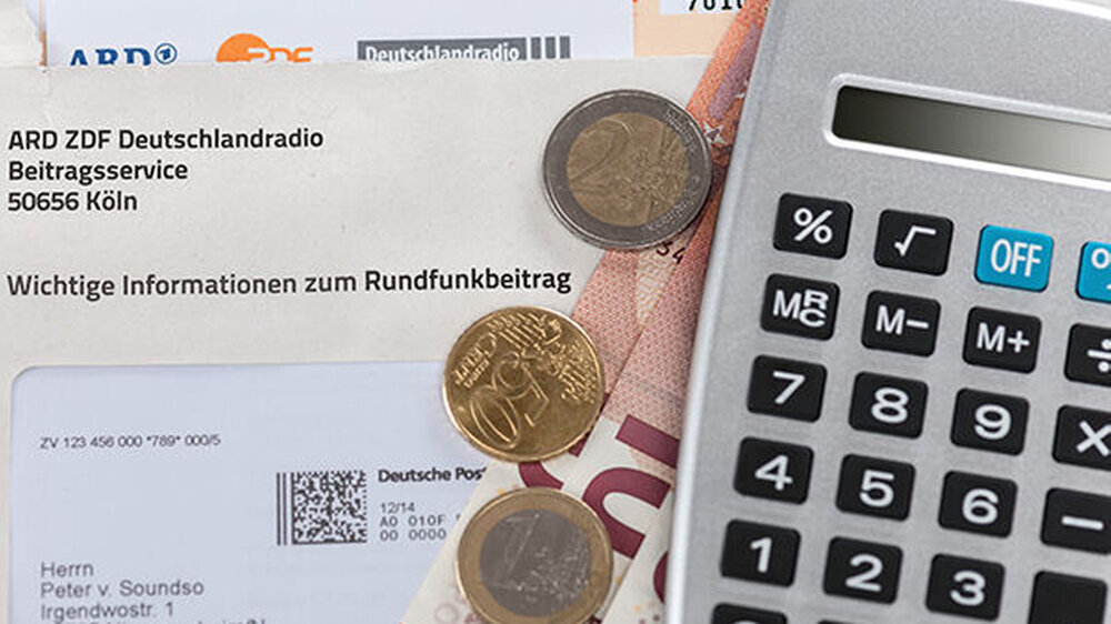 Der Rundfunkbeitrag ist verfassungsgemäß. Inhaber mehrerer Wohnungen dürfen für die Möglichkeit privater Rundfunknutzung allerdings nicht mit mehr als einem vollen Rundfunkbeitrag belastet werden, entschieden die Karlsruher Richter.