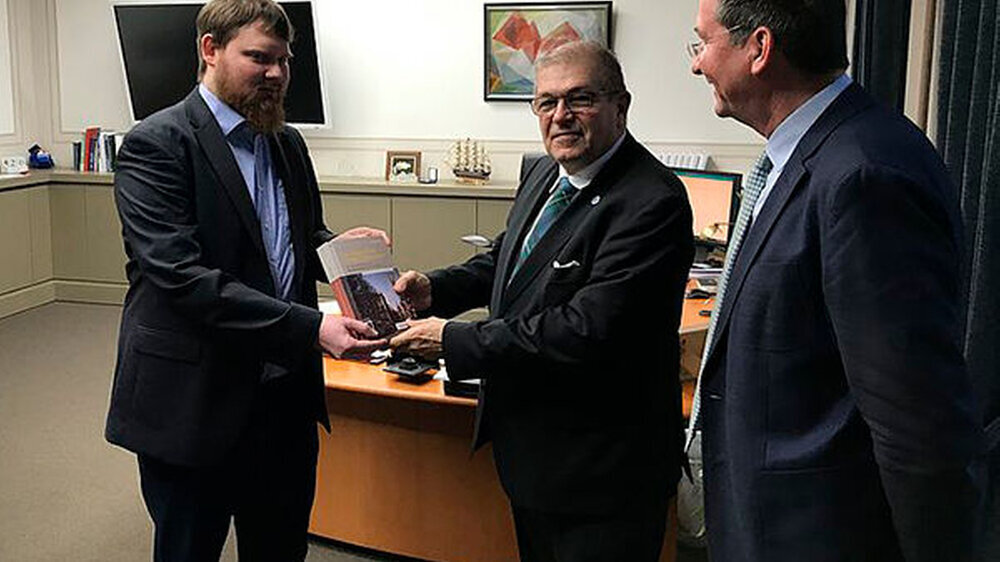 Dr. Florian Detjens (l.) übergibt Uni-Rektor Prof. Wolfgang Schareck das gerade erschienene Buch, das sich mit der Uni Rostock in der Zeit des Nationalsozialismus beschäftigt. Rechts im Bild: Prof. Stefan Creuzberger.