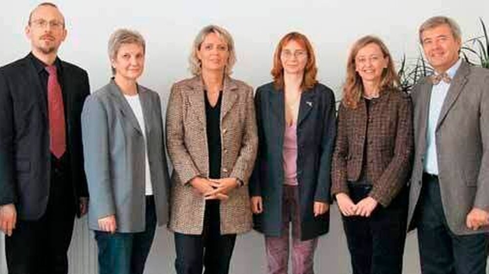 Propagieren eine Zusammenarbeit: Dr. Stefan Etgeton (VZ Bundesverband), Simone Meisel (VZ Sachsen-Anhalt), Dörte Elß (VZ Berlin), Andrea Fabris (VZ Brandenburg), Elfie Schmidt-Garrecht (KZBV Berlin) und KZBV-Vorstand Dr. Wolfgang Eßer (v.l.n.r.)