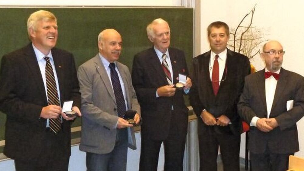 Verleihung der AFIO-Medaille (v.l.n.r.): Dr. Dr. Claus Grundmann, Prof. Dr. Rüdiger Lessig, Dr. Dr. Klaus Rötzscher, Dr. Dr. Jean-Marc Hutt, Dr. Jean-Claude Bonnetain |