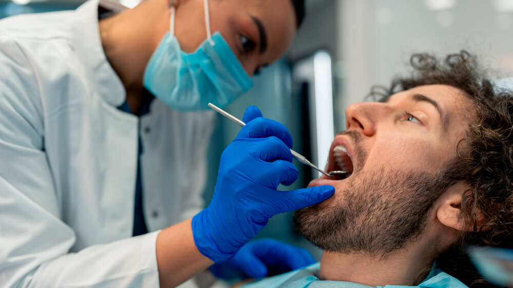 Zahnärztin mit Patient