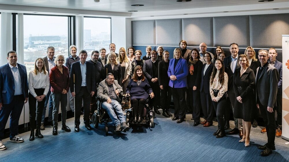 Alle Teilnehmer der 6. Beiratssitzung der Bundesinitiative Barrierefreiheit des BMAS am 11. November 2025 in Berlin