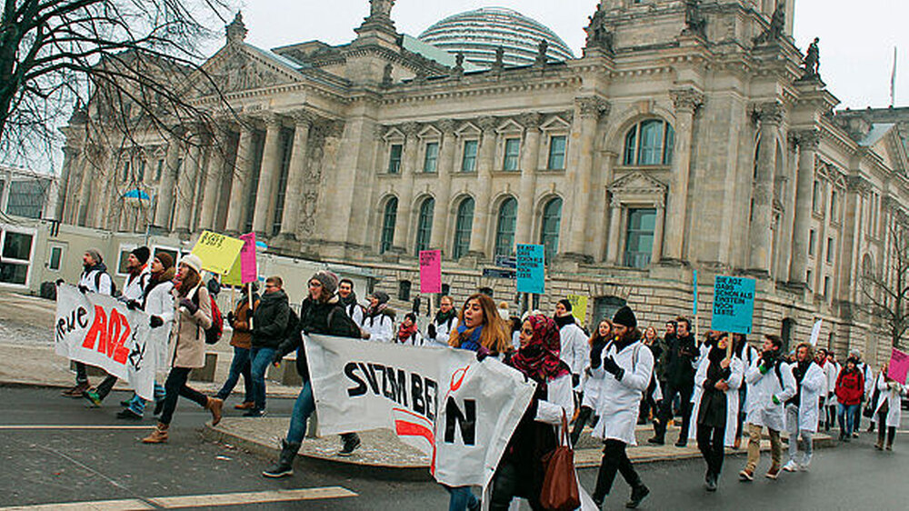 Protest bei minus 6 Grad: von der Polizei eskortiert ging es durchs Regierungsviertel. Protest bei minus 6 Grad: von der Polizei eskortiert ging es durchs Regierungsviertel.