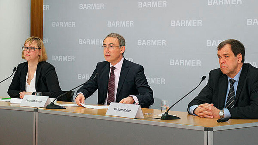 „Die Ergebnisse weisen auf Verbesserungspotenziale hin“, hieß es zurückhaltend auf der Pressekonferenz zum Barmer-Zahnreport 2017 am 27. April in Berlin – mit Prof. Dr. Christoph Straub, Vorsitzender des Vorstands der Barmer (Mitte), und Prof. Dr. „Die Ergebnisse weisen auf Verbesserungspotenziale hin“, hieß es zurückhaltend auf der Pressekonferenz zum Barmer-Zahnreport 2017 am 27. April in Berlin – mit Prof. Dr. Christoph Straub, Vorsitzender des Vorstands der Barmer (Mitte), und Prof. Dr. Michael Walter, Direktor der Dresdner Poliklinik für Zahnärztliche Prothetik am Universitätsklinikum Carl Gustav Carus (rechts), sowie Moderatorin Sunna Gieseke (links).