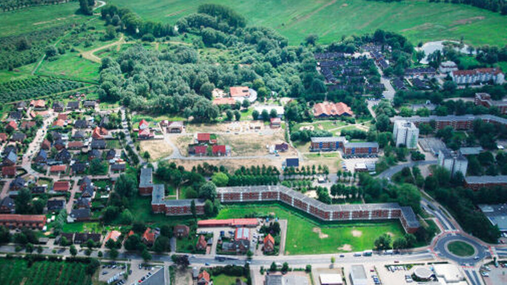 Abbildungen 1 und 2: Veränderungen im Altländer Viertel innerhalb von 2000 bis 2011: Die soziale Struktur des Viertels hat sich gewandelt: Massenquartiere wurden abgerissen, Straßen umbenannt. (Abbildung 2 ist um 90 Grad gedreht.) |