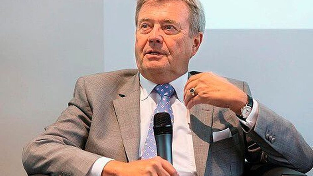 Die Diskussionsrunde zum Thema „Systematische Behandlung von Parodontopathien gemäß § 135 Absatz 1 SGB V“ im Rahmen der KZBV-Vertreterversammlung: Dr. Wolfgang Eßer erklärte: „Wir müssen unserer Aufgabe gerecht werden, für die Zahnärzte und die Patienten das Bestmögliche zu erreichen.“ Dabei stehe nicht das Wunschdenken der Profession im Vordergrund. Vielmehr gehe es um den sozialversicherungsrechtlichen Anspruch des Patienten bei der Versorgung. Danach erst würden Fragen der Bewertung und Honorierung geklärt. Wichtig sei auch die ethische Verantwortung für den Patienten. |