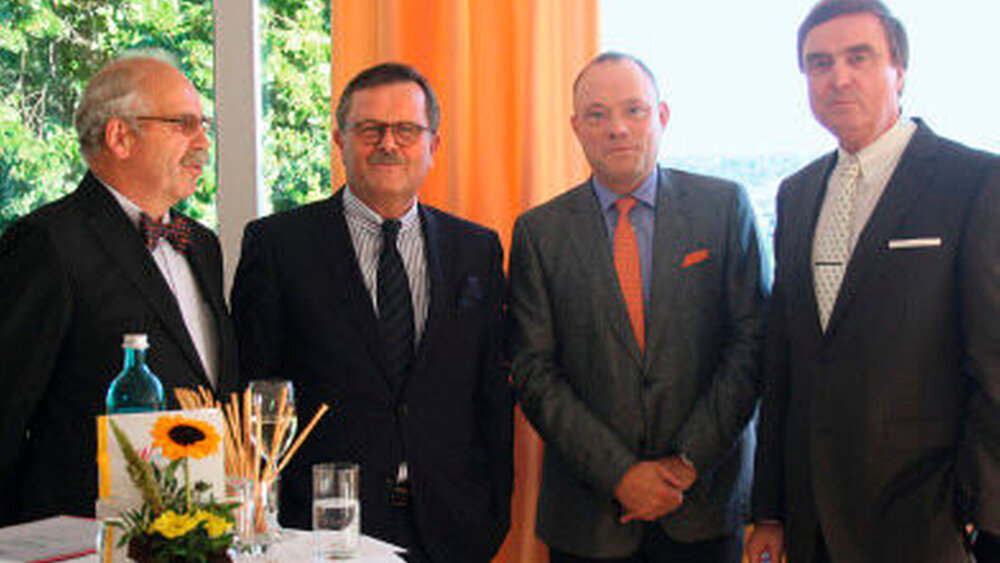 Die Politik sollte bei ihren Entscheidungen den Sachverstand der Heilberufler berücksichtigen, forderten Dr. Gottfried von Knoblauch zu Hatzbach, Dr. Frank Ulrich Montgomery, Stephan Allroggen und Dr. Michael Frank (v.l.n.r.). |