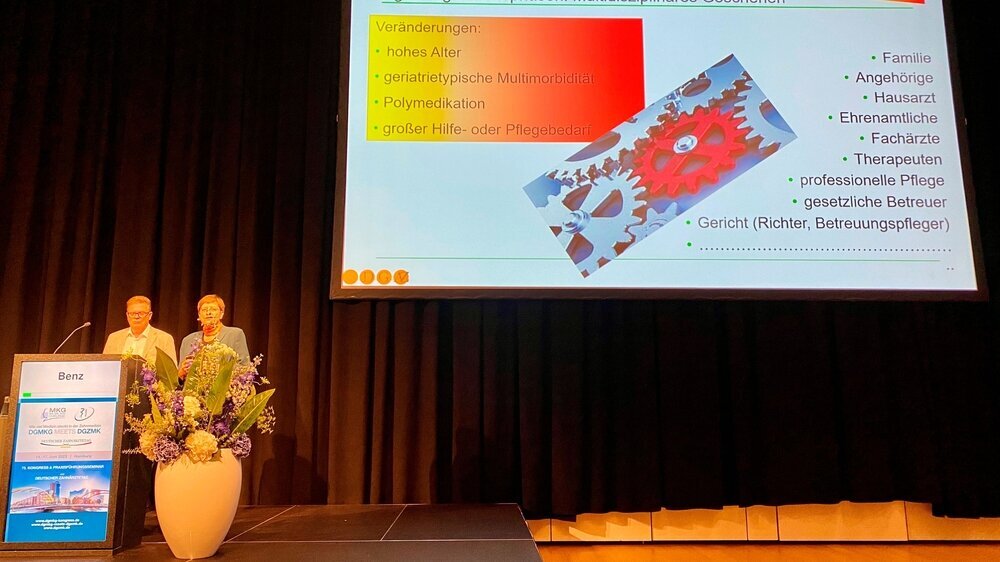 Prof. Dr. Christoph Benz, Präsident der Bundeszahnärztekammer und Prof. Dr. Ina Nitschke (Berlin) gaben ein umfassendes Update zur Seniorenzahnmedizin. Aktuell gibt es fünf Millionen pflegebedürftige Menschen in Deutschland – mit stark steigender Tendenz. Der Großteil wird ambulant betreut, während es stationär nur 16 Prozent sind. Der überwiegende Anteil der Pflegebedürftigen wird von Angehörigen versorgt. Zu den Herausforderungen aus zahnmedizinischer Sicht gehört unter anderem, dass das unterstützende Umfeld oft zahnmedizinisch nicht involviert ist. Pflegefachkräfte führen meistens keine Mund- und Prothesenhygiene durch. Hinzu kommt, dass die Mehrheit der Menschen mit Pflegestufe beschwerdeorientiert ist, was bedeutet, dass sie nur noch bei akuten Problemen in der Praxis vorstellig werden. Die Praxen verlieren diese PatientInnen aus der Kontinuität der Inanspruchnahme. Nitschke erklärt, dass der Grund dafür das geriatrische Paradoxon ist: eine subjektiv positivere Wahrnehmung durch die PatientInnen. Ziel sollte die kontinuierliche Begleitung sein. Es gilt also für die Praxen, ein System zu etablieren, PatientInnen zu filtern, die länger als ein Jahr nicht vorstellig geworden sind. Diese Menschen sollten seniorengerecht wieder zu einem Kontrolltermin eingeladen werden. Abschließend stellten Benz und Nitschke verschiedene Konzepte aufsuchender Zahnmedizin vor. Manche Praxen besuchen Pflegebedürftige mit kleinen mobilen Behandlungseinheiten, um den Betagten den Transport in die Praxis zu ersparen. Andere Praxen betreiben einen hohen Aufwand, indem sie ein komplettes Equipment mit in Pflegeheim nehmen um eine umfassende Behandlung in der Einrichtung vornehmen zu können. Manche sind auch im Besitz eines voll ausgestatteten Transporters, in dem vor der Einrichtung behandelt werden kann.