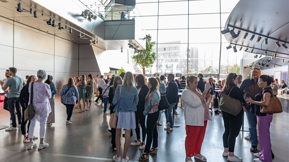 Freude an der Prophylaxe: Die BMW-Welt war der optimale Rahmen für ein Event, bei dem neueste Technik, viel Wissen und eine Lösung für die tägliche präventive Praxis präsentiert wurden.