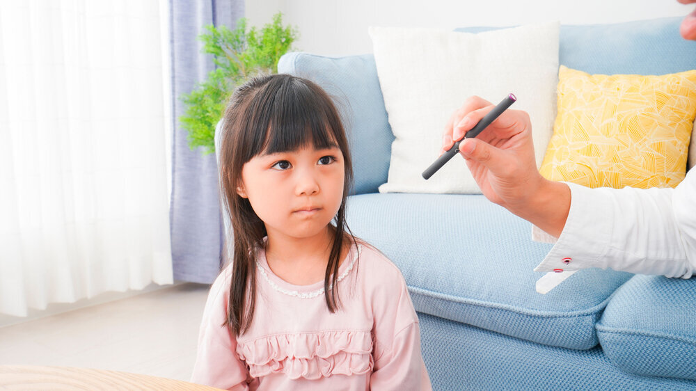 副流煙を嫌う小さな女の子 Vaping im Beisein von Kindern