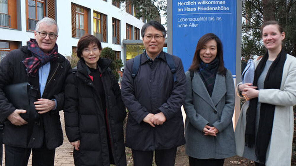 2019: In Mission für die FDI: Dr. Jürgen Fedderwitz mit einer Delegation aus Südkorea mit Jina Lee Linton, DDS, PhD/FDI-Committee Member und Vorsitzende der Korean Academy of Geriatric Dentistry (2.v.l.) und weiteren Mitarbeitern anlässlich eines Besu