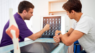 Arzt klärt Privatpatient auf.